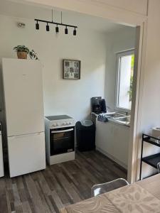 una cucina con fornelli e lavello di T2 - Quartier Mézières - 1 chambre -1 terrasse a Charleville-Mézières