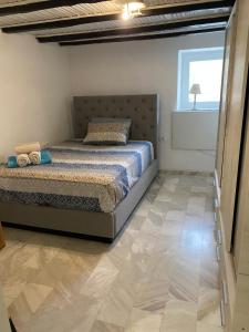 ネア・ローダにあるAppartment by Eftymiaのベッドと窓のある寝室