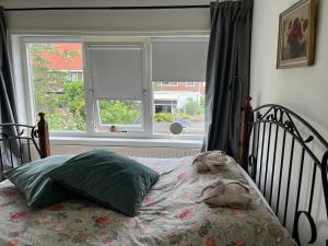 BeBaBops Homestay Utrecht客房内的一张或多张床位