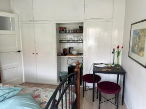 BeBaBops Homestay Utrecht客房内的一张或多张床位