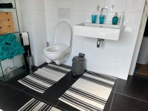 BeBaBops Homestay Utrecht的一间浴室