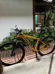 在Pouso Sabiá Suítes内部或周边骑自行车