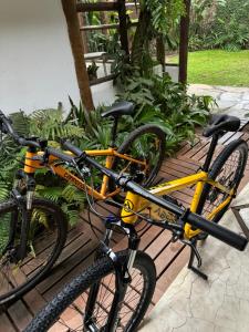 在Pouso Sabiá Suítes内部或周边骑自行车