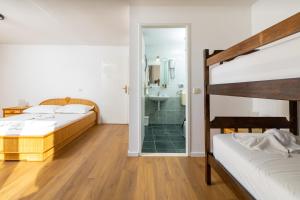 Llit o llits en una habitació de Hotel Timun
