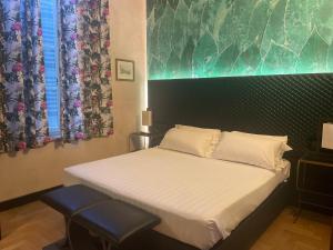 A bed or beds in a room at Hotel Verdi Boutique Hotel
