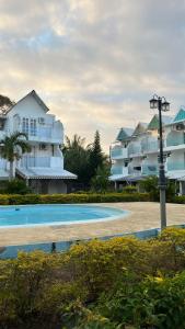 una fila di condomini vicino a una piscina di Pereybere 3 Bedroom Beach Apartment a Grand Baie