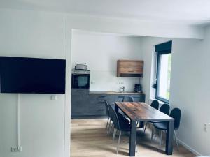 a kitchen and dining room with a table and chairs at Große 80qm Wohnung mit mehreren Zimmern in Essen