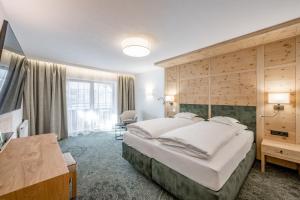 Postel nebo postele na pokoji v ubytování Hotel Enzian & Apartmenthotel Johannes + 37 fotografií