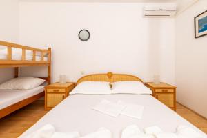 Llit o llits en una habitació de Hotel Timun