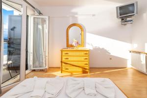 Llit o llits en una habitació de Hotel Timun