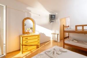 Llit o llits en una habitació de Hotel Timun