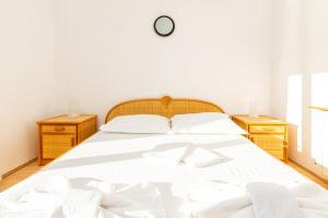 Llit o llits en una habitació de Hotel Timun