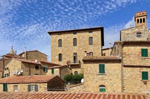 a group of stone buildings with a sky in the background at Civico 10 in Casale Marittimo