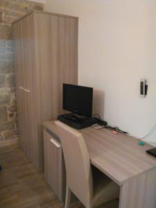 biurko z monitorem komputerowym w obiekcie B&B Il Campanile w mieście Barletta