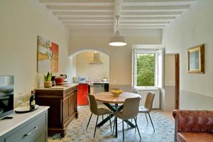 a kitchen and dining room with a table and chairs at Civico 10 in Casale Marittimo +20 photos