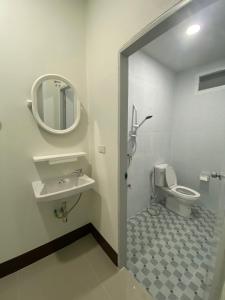 un bagno con lavandino, water e specchio di บ้านอิงขวัญ ร่องขุ่น Baan Ing Kwan, Rongkhun a Chiang Rai