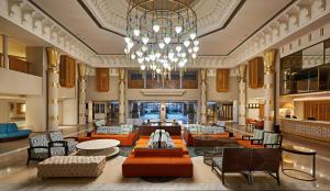 ハルガダにあるContinental Hotel Hurghadaのシャンデリアのあるホテルのロビー