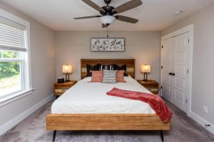 Ένα ή περισσότερα κρεβάτια σε δωμάτιο στο Creekside Bungalow Park Circle 15m dtwn CHS