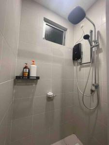 A bathroom at Meridin Bayvue - 3BR - 6 Pax - Near MMHE