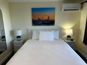 Postel nebo postele na pokoji v ubytování Dock Street Inn
