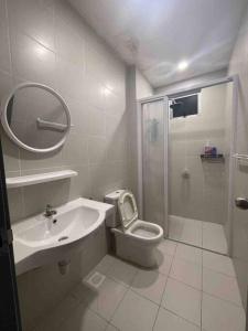 A bathroom at Meridin Bayvue - 3BR - 6 Pax - Near MMHE