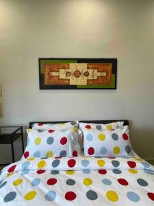 A bed or beds in a room at Meridin Bayvue - 3BR - 6 Pax - Near MMHE