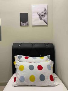 A bed or beds in a room at Meridin Bayvue - 3BR - 6 Pax - Near MMHE
