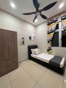 A bed or beds in a room at Meridin Bayvue - 3BR - 6 Pax - Near MMHE