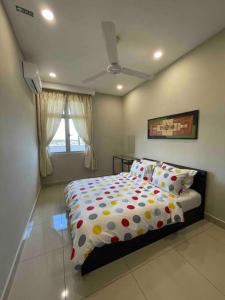 A bed or beds in a room at Meridin Bayvue - 3BR - 6 Pax - Near MMHE