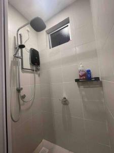 A bathroom at Meridin Bayvue - 3BR - 6 Pax - Near MMHE