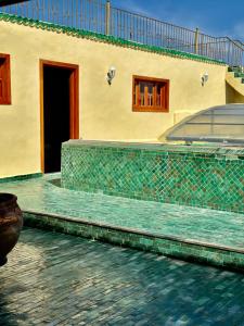 Bazén v ubytování Riad Damia Suite &Spa nebo v jeho okolí