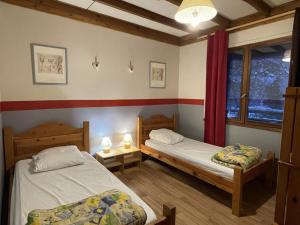 Postel nebo postele na pokoji v ubytování Chalet Confortable 14 Pers, 6 Ch, Wi-Fi, Parking, 300m des Pistes Serre Chevalier - FR-1-762-50 + 6 fotografií