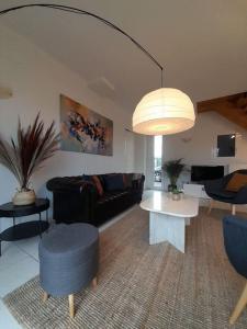 ein Wohnzimmer mit Sofa und Tisch in der Unterkunft Maison spacieuse proche Nantes 7 personnes in Sainte-Luce-sur-Loire + 31 Fotos