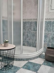 ein Badezimmer mit einer Dusche und einem Tisch darin in der Unterkunft Maison spacieuse proche Nantes 7 personnes in Sainte-Luce-sur-Loire