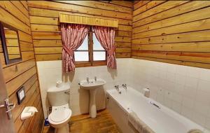 グラスコップにあるLisbon Eco Lodgeのトイレ、浴槽、洗面台を備えたバスルーム