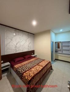 Tempat tidur dalam kamar di Chacha Homestay & Dormitory +37 foto