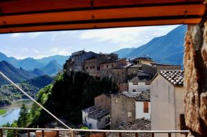 desde una ventana de una ciudad en una montaña en Cal Tresonito, en Coll de Nargó