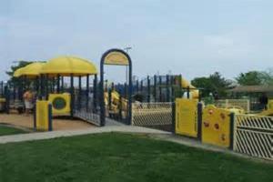 ein Spielplatz in einem Park mit gelben Geräten in der Unterkunft Dorothy and Johns Ocean City Md Vacation Home Sleeps 8 - 3 bedrooms 2 full bath in Ocean City