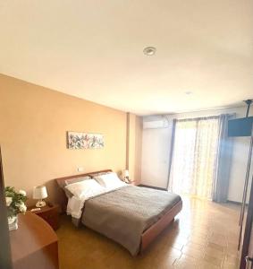 a bedroom with a bed and a large window at Affitti Brevi Monte Cairo in Piedimonte San Germano