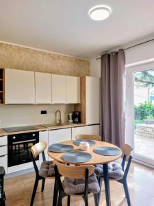 Kuchyň nebo kuchyňský kout v ubytování Tangerine Apartment