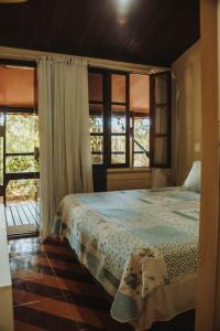 una camera da letto con un letto e una finestra di Fulô de Mandacaru a Fernando de Noronha