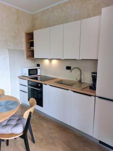 Kuchyň nebo kuchyňský kout v ubytování Tangerine Apartment
