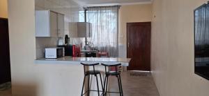 Η κουζίνα ή μικρή κουζίνα στο Entire two bedroom apartment no 1 in Dar es salaam