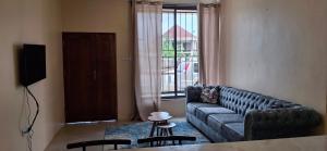 Χώρος καθιστικού στο Entire two bedroom apartment no 1 in Dar es salaam
