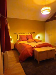 Ancienne maison du garde barrière,spa, billard proche zoo Beauval, château de la Loire客房内的一张或多张床位