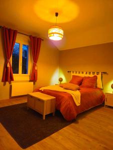 Luçay-le-MâleAncienne maison du garde barrière,spa, billard proche zoo Beauval, château de la Loire的卧室里有一张大床，配有红色枕头