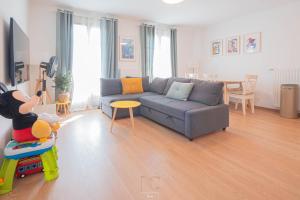 a living room with a gray couch and a table at Disneyland-Paris 5 personnes, Wifi, Parking in Serris