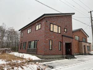 a brick building with windows on the side of it at 和缘b栋 in Kaributo