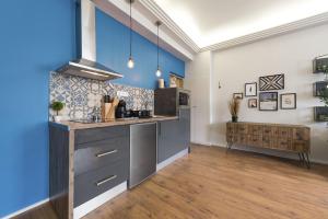 een keuken met blauwe muren en een aanrecht bij Sta Catarina - 2 Bedroom Apartament in Porto