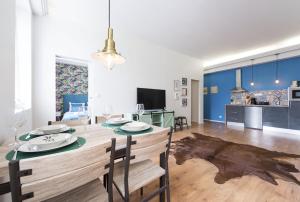 een eetkamer en woonkamer met een tafel en stoelen bij Sta Catarina - 2 Bedroom Apartament in Porto